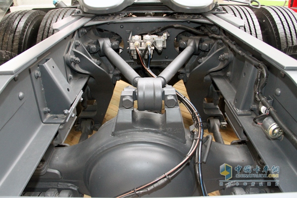 一汽解放 JH06重卡 370马力 6X4 牵引车 V型推力杆