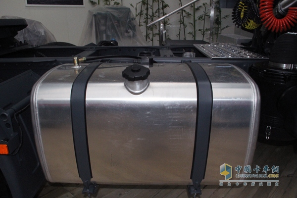 一汽解放 JH06重卡 370马力 6X4 牵引车 油箱