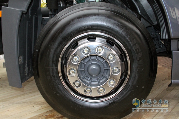 一汽解放 JH06重卡 370马力 6X4 牵引车 轮胎