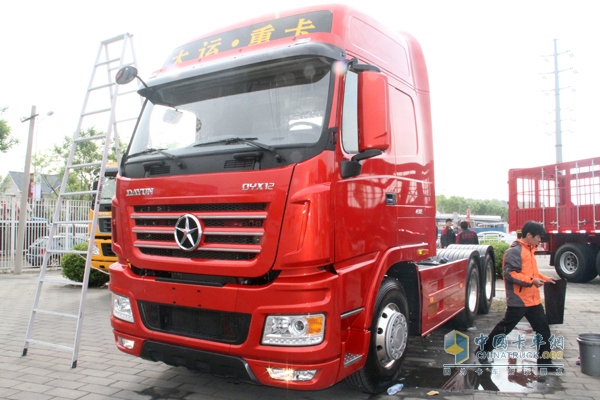 大运 N9重卡 430马力 6X4 牵引车 前脸
