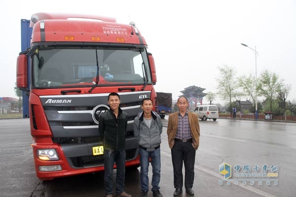 范宏鑫、范宏彪兄弟（左中）与欧曼GTL 6×4国Ⅳ半挂牵引车