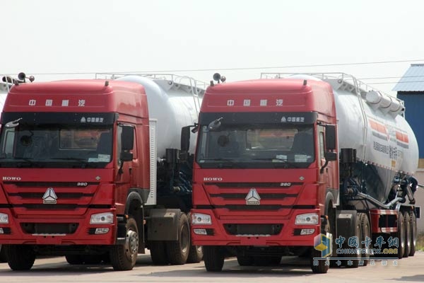 HOWO天然气牵引车
