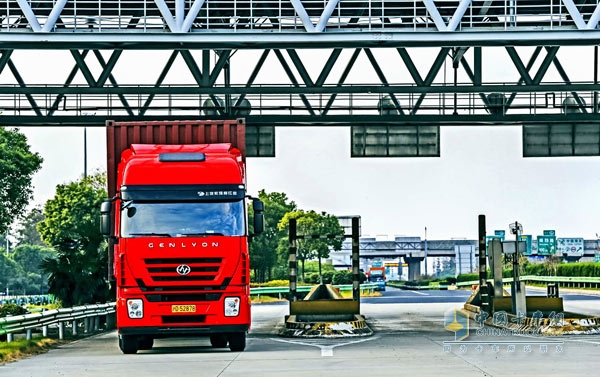 红岩杰狮港口牵引车，是意大利IVECO重卡研发团队与中国本土工程师在"STRALIS"平台之上联合定制研发港口运输产品，融汇了世界重卡当代技术与国内重卡实践经验，产品注重人本科技与传统文化的兼收并蓄，实现了优化创新，大部分技术与欧洲同步并进行了国内港口环境的适应性改进与提升