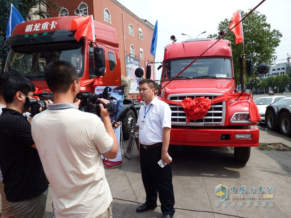 华骏汽车销售服务公司总经理任顺明接受媒体采访