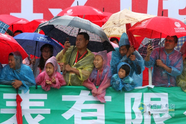 冒雨前来观看的观众