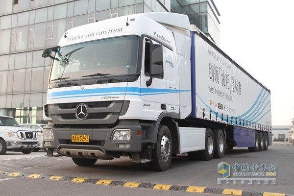 先进的梅赛德斯-奔驰Actros 2644牵引车