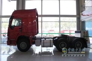 中国重汽 HOWO 6×2后提升式牵引车
