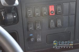 中国重汽 HOWO 6×2后提升式牵引车