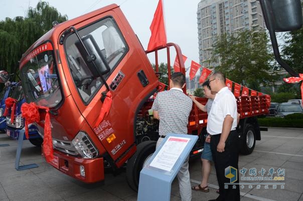 时代汽车2014年中商务会样车展示区，参会代表正在了解康瑞H3车型的性能及配置