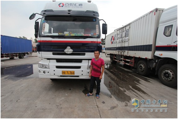 徐师傅与他的柳汽霸龙M5快递车