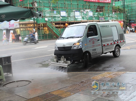 小巧灵活的新型洒水车