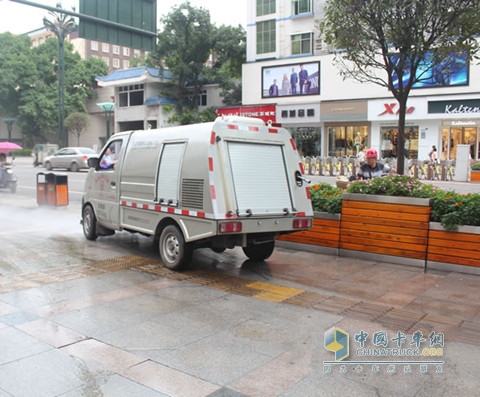 新型洒水车在冲洗人行道