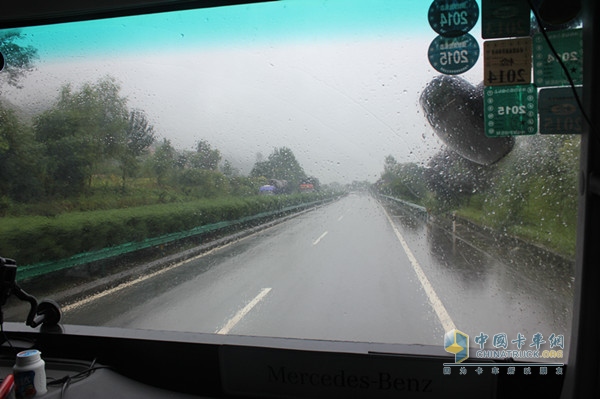 遇到下雨，奔驰卡车冒雨前进