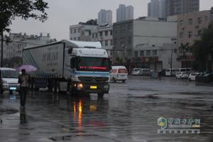 风雨无阻 奔驰卡车成都到陕西油耗测试