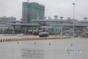 风雨无阻 奔驰卡车成都到陕西油耗测试