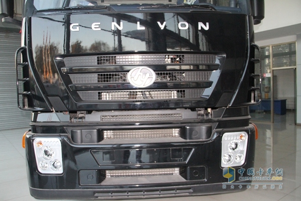 上汽依维柯红岩 杰狮C100 480马力6X4牵引车