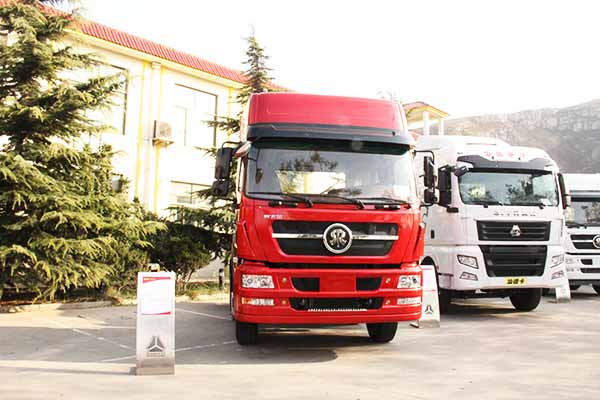 中国重汽 新斯太尔 D7B 340马力 6x4 牵引车