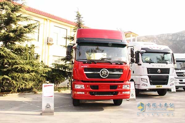 中国重汽 D7B 340马力 6x4 牵引车