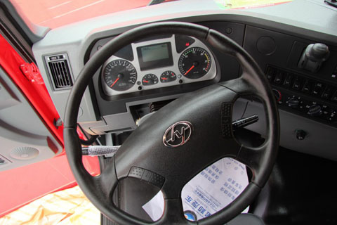 上汽红岩 杰狮LNG 380马力 6×4 牵引车