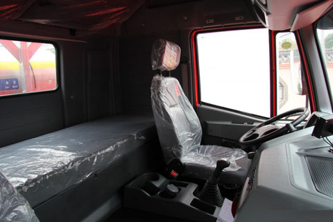 上汽红岩 杰狮LNG 380马力 6×4 牵引车