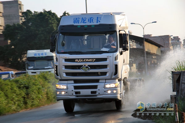 东风柳汽M7高速版重卡迎欧洲冠军车队试驾体验