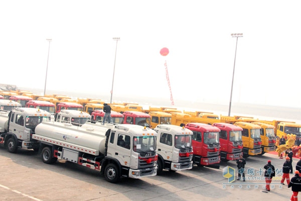 江淮5239辆格尔发重卡出口委内瑞拉首批200辆在上海海通码头启程发运
