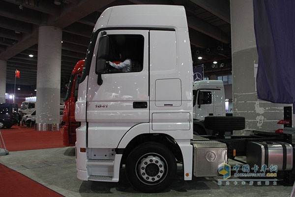 奔驰卡车 Actros 1841低底盘牵引车