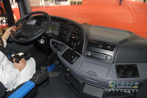 奔驰卡车 Actros 1841低底盘牵引车