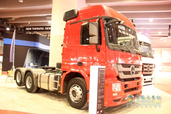 奔驰 Actros重卡 435马力 6×2 牵引车（黑曜石）(型号2644)