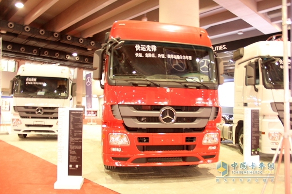 奔驰 Actros重卡 435马力 6×2 牵引车（黑曜石）(型号2644)