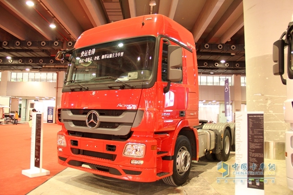 奔驰 Actros重卡 435马力 6×2 牵引车（黑曜石）(型号2644)
