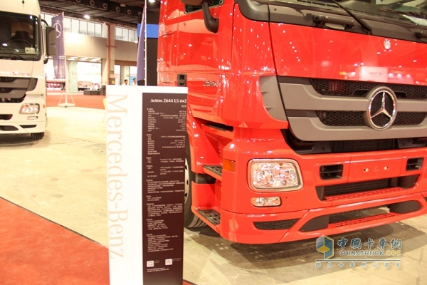 奔驰 Actros重卡 435马力 6×2 牵引车（黑曜石）(型号2644)