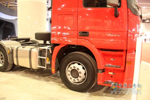 奔驰 Actros重卡 435马力 6×2 牵引车（黑曜石）(型号2644)