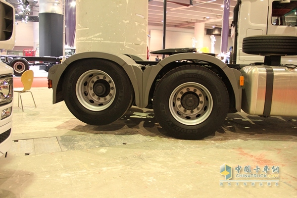 奔驰 Actros重卡 435马力 6×2 牵引车（黑曜石）(型号2644)