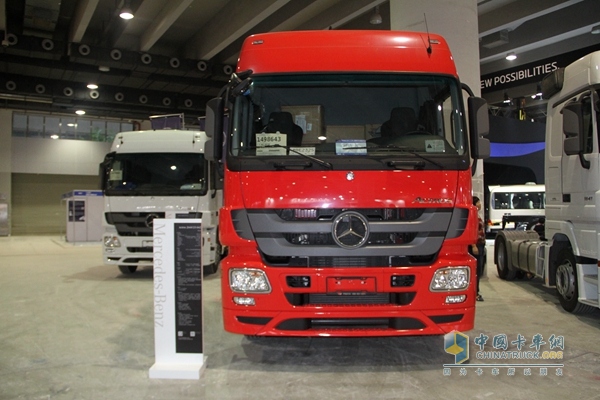 奔驰 Actros重卡 435马力 6×2 牵引车（黑曜石）(型号2644)