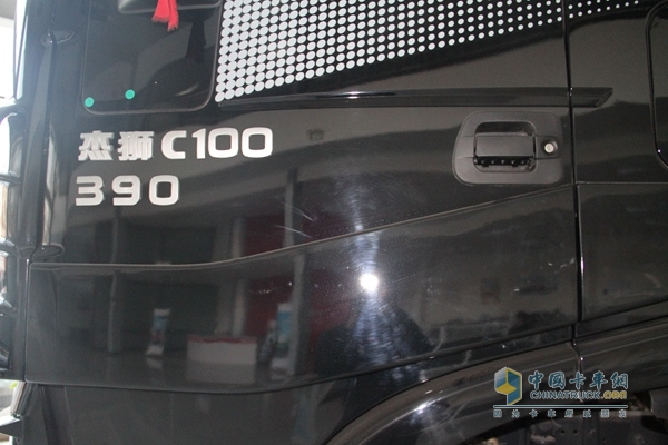 上汽依维柯红岩 杰狮C100牵引车