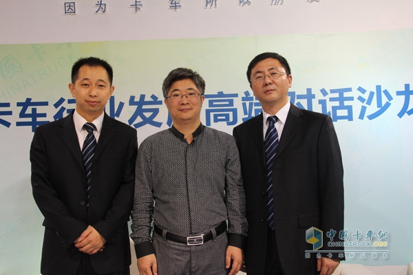 四川现代汽车有限公司销售本部副本部长邓晓灵（右）