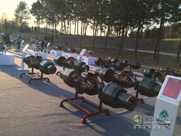 中国重汽产品三大总成 发动机、变速箱与车桥展示