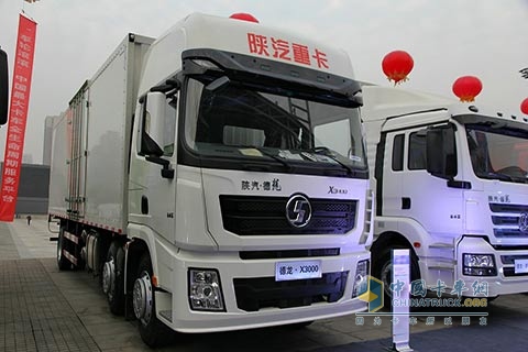 陕汽 德龙X3000 245马力 6X2 国四 厢式载货车