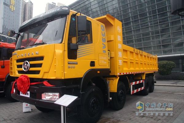 上汽依维柯红岩新金刚 8×4  300马力国Ⅳ自卸车