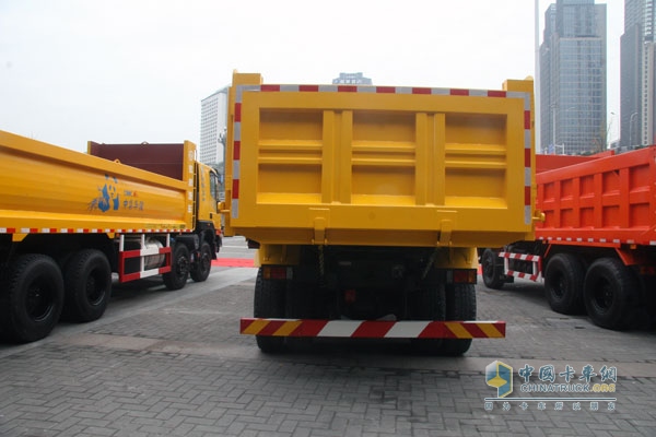 上汽依维柯红岩新金刚 8×4  300马力国Ⅳ自卸车