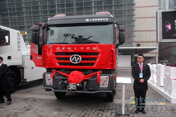 上汽依维柯红岩杰狮 4×2 350马力国IV城市主战消防车