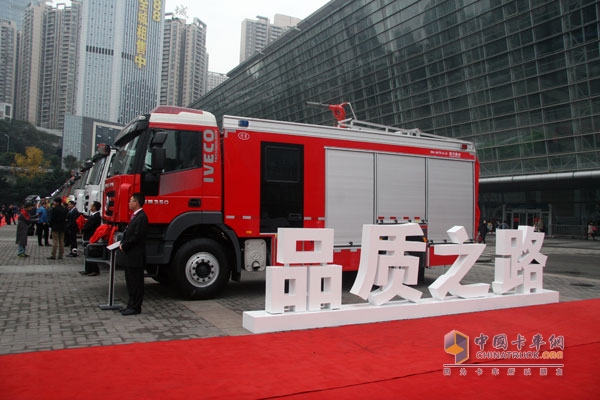 上汽依维柯红岩杰狮 4×2 350马力国IV城市主战消防车