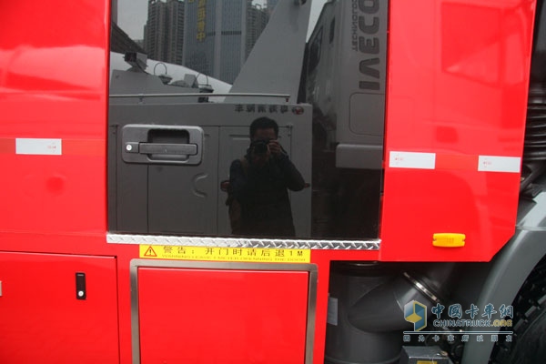 上汽依维柯红岩杰狮 4×2 350马力国IV城市主战消防车