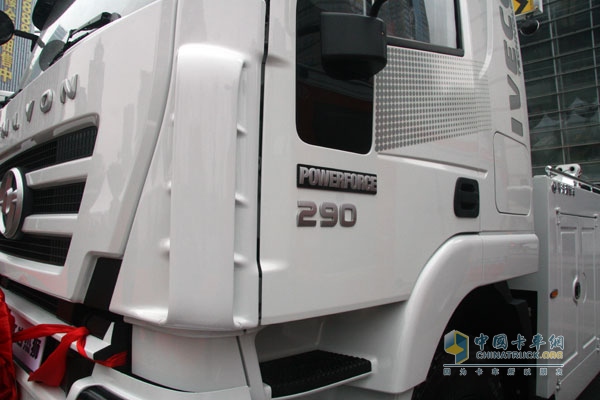 上汽依维柯红岩杰狮 4×2  290马力国Ⅳ清障车