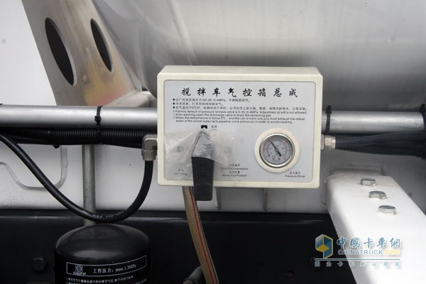 上汽依维柯红岩杰狮 6×4 350马力国Ⅳ搅拌车