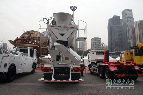 上汽依维柯红岩杰狮 6×4 350马力国Ⅳ搅拌车