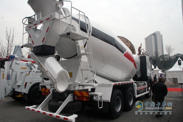 上汽依维柯红岩杰狮 6×4 350马力国Ⅳ搅拌车
