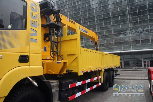 上汽依维柯红岩杰狮 6×4 290马力 国Ⅳ随车起重运输车