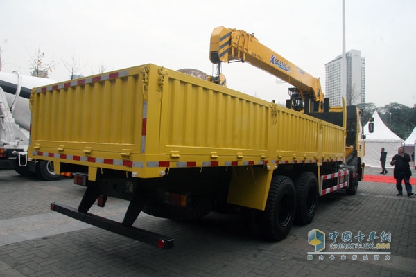 上汽依维柯红岩杰狮 6×4 290马力 国Ⅳ随车起重运输车